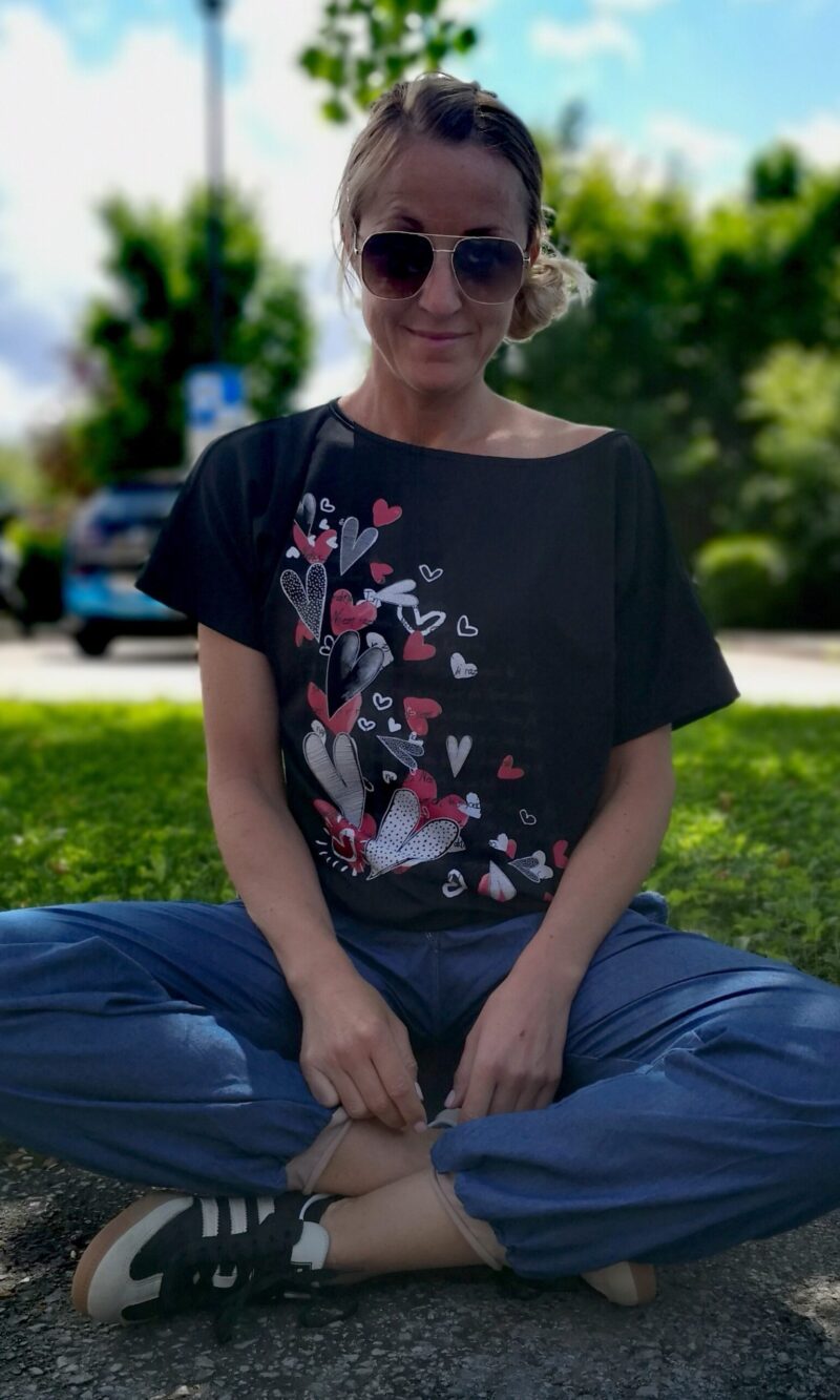 Posrčkana majica netopir črn