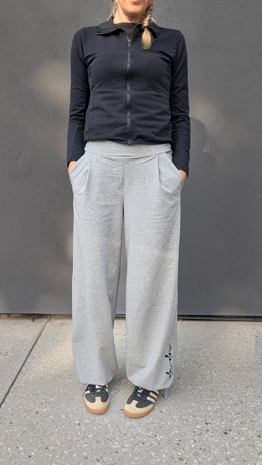 Hlače z gubico - siva